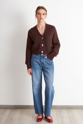 Imagen 2 del producto Cárdigan Cuello V con 3 Botones Café Nicopoly