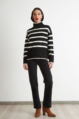 Imagen 2 del producto Sweater Cuello Alto Rayas Horizontales Negro Nicopoly