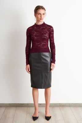 Imagen 2 del producto Polera Encaje Cuello Alto Burdeo Nicopoly