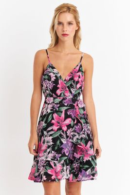 Vestido Corto Floral con Vuelos Cruzados Fucsia Nicopoly