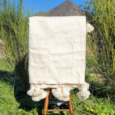 Manta Blanca de Lana con Pompones – 2 Plazas-1