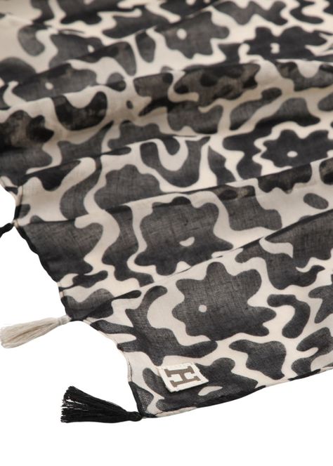 Pañuelo Estampado Edvina Negro Humana-1