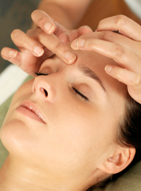 Masaje Holístico de relajación con piedras calientes y gemoterapia-2