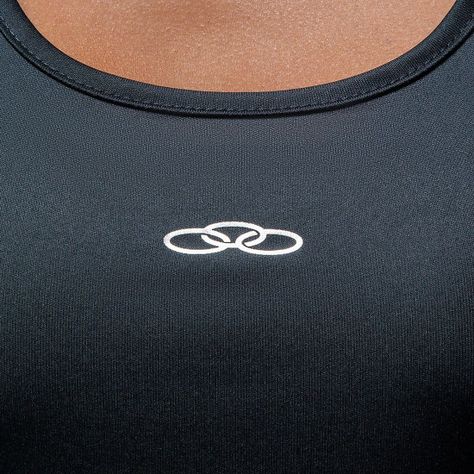 POLERA SIN MANGAS ESSENTIAL NEGRA-2