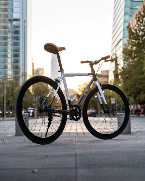 Bicicleta urbana La Fugitiva El Plan de Fuga Azul - Blanco-1