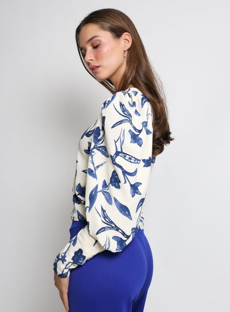 Polera Abril Blanco Flores Azul Natalia Seguel-1