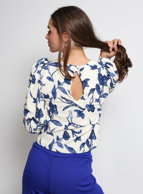 Polera Abril Blanco Flores Azul Natalia Seguel-4