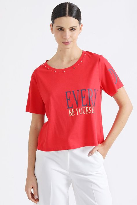 Polera Aplicación Tachas Y Estampado Texto, Rojo Liola-0