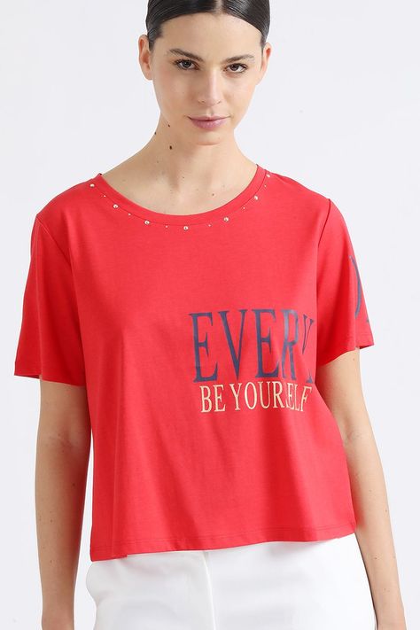 Polera Aplicación Tachas Y Estampado Texto, Rojo Liola-2