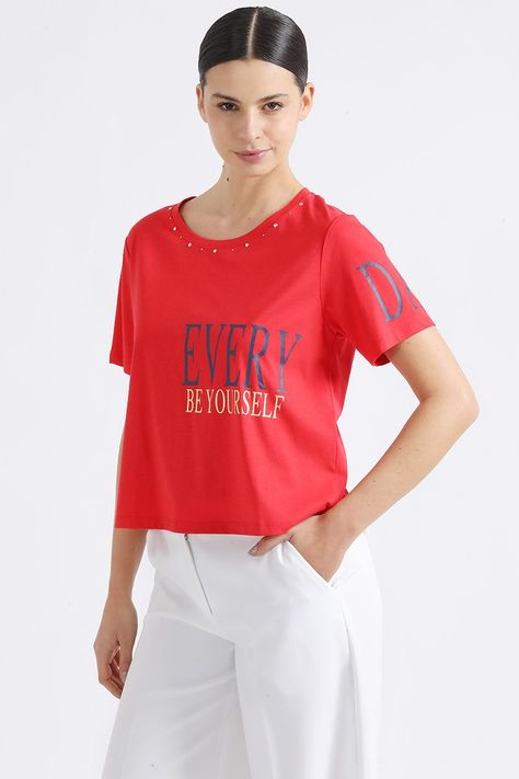 Polera Aplicación Tachas Y Estampado Texto, Rojo Liola-3