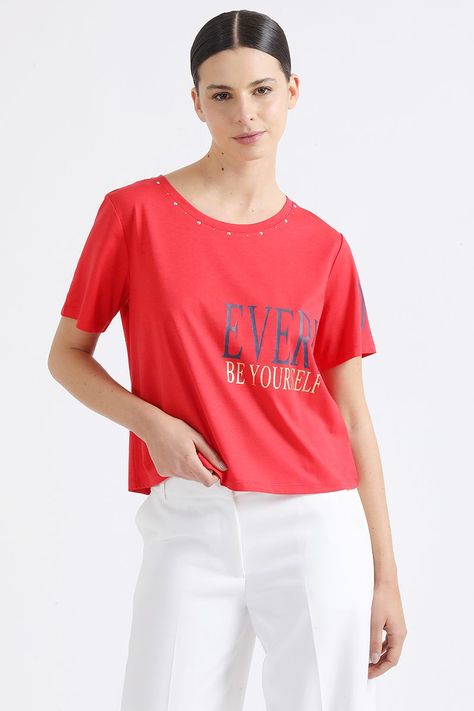 Polera Aplicación Tachas Y Estampado Texto, Rojo Liola-5