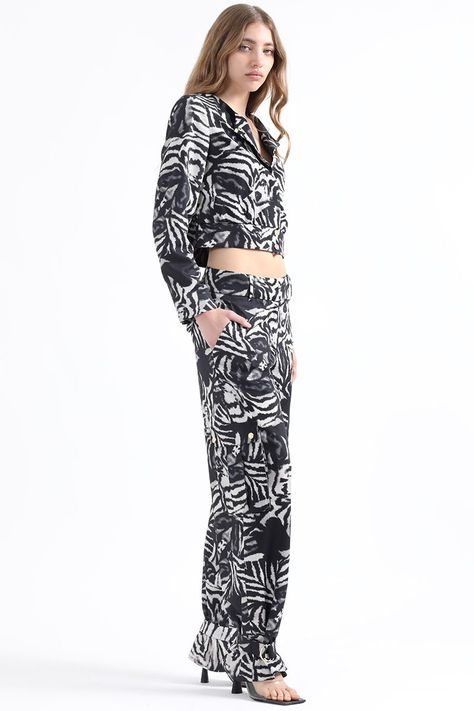 Pantalon Cargo Ancho, Estampado Animal, Negro Liola-1