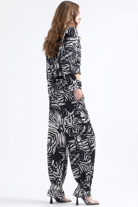Pantalon Cargo Ancho, Estampado Animal, Negro Liola-3