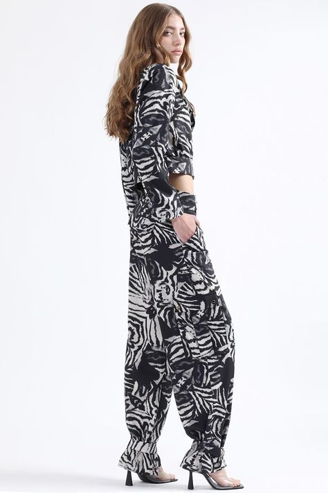 Pantalon Cargo Ancho, Estampado Animal, Negro Liola-4