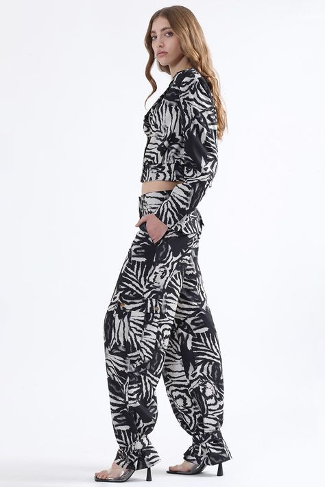 Pantalon Cargo Ancho, Estampado Animal, Negro Liola-5