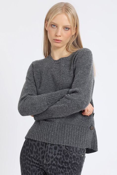 Sweater Recto Tejido Punto, Boton Decorativo, Gris Liola-0
