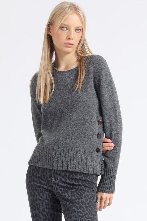 Sweater Recto Tejido Punto, Boton Decorativo, Gris Liola-5