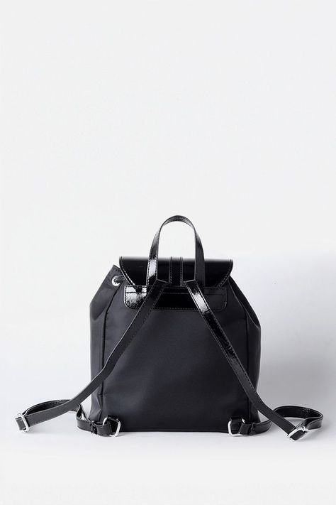 Mochila Tela Aplicación Charol, Negro Liola-2