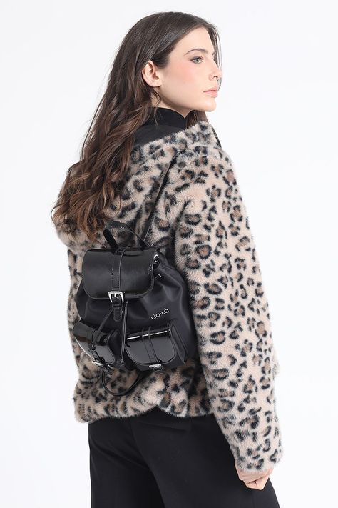 Mochila Tela Aplicación Charol, Negro Liola-5