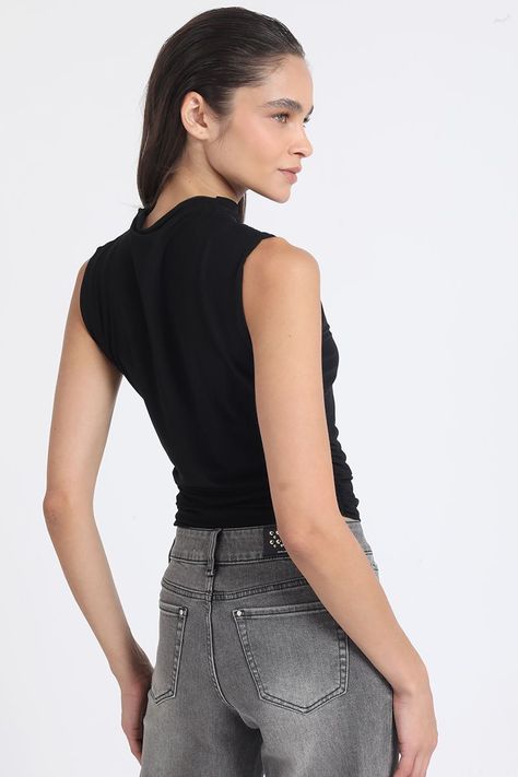Top Malla Con Recogido En Costados Y Un Hombro, Negro Liola-3