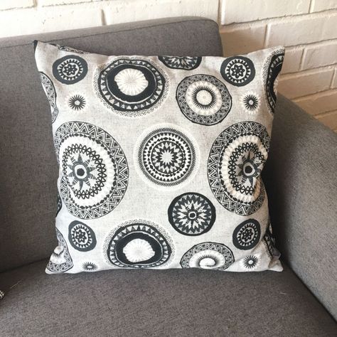 COJIN DECORATIVO DISEÑO MANDALAS BLANCO NEGRO 50x50 RELLENO-2