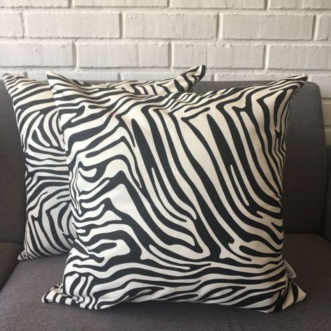 COJIN DECORATIVO DISEÑO CEBRA BLANCO Y NEGRO 60X60 RELLENO-1