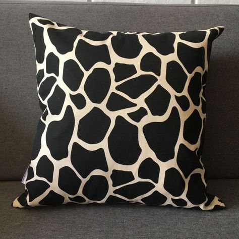 COJIN DECORATIVO DISEÑO JIRAFA NEGRO Y BEIGE 60X60 RELLENO-1