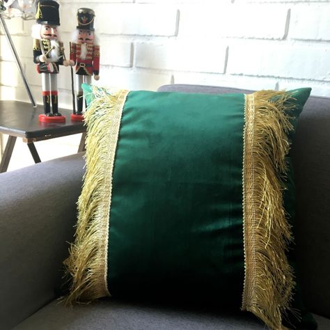 FUNDA COJIN DECORATIVO DISEÑO FESTIVO VERDE Y DORADO 60x60-2