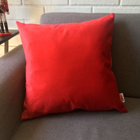 COJIN DECORATIVO DISEÑO SUAVE ROJO 60X60 RELLENO-2
