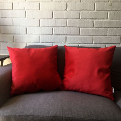 COJIN DECORATIVO DISEÑO SUAVE ROJO 60X60 RELLENO-1
