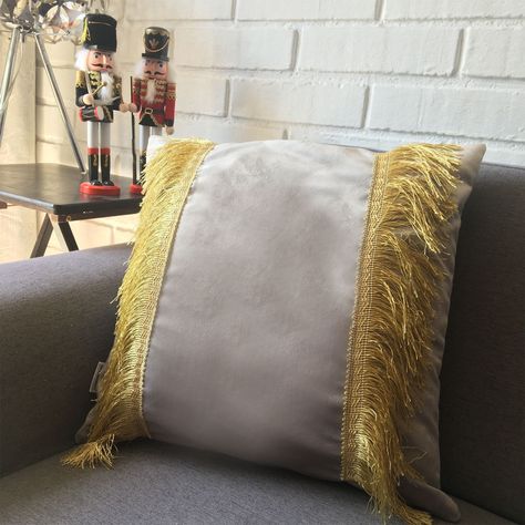 FUNDA COJIN DECORATIVO DISEÑO FESTIVO GRIS Y DORADO 60x60-1