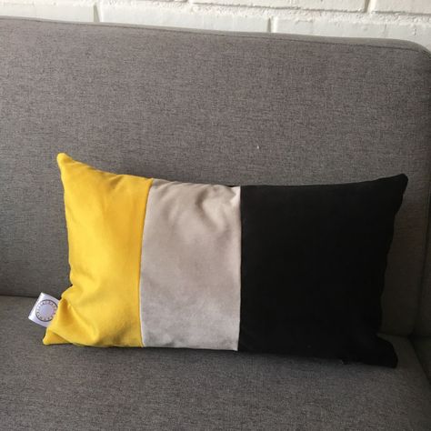 COJIN DECORATIVO DISEÑO NEGRO GRIS Y DORADO 50X30 RELLENO-1