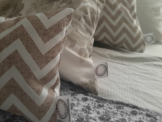 COJIN DECORATIVO DISEÑO ZIGZAG CREMA Y BLANCO 60X60 RELLENO-3