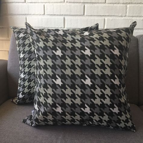 COJIN DECORATIVO DISEÑO PRINT GRIS Y NEGRO 60X60 RELLENO-1