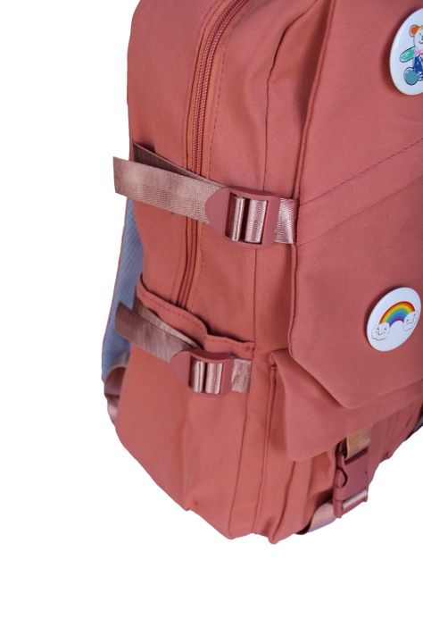 MOCHILA JUVENIL ESCOLAR CON INSIGNIAS-1