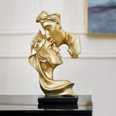 Escultura Romantica De Amor Pareja Beso De Resina Dorado-4