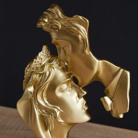 Escultura Romantica De Amor Pareja Beso De Resina Dorado-5