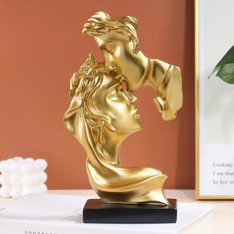 Escultura Romantica De Amor Pareja Beso De Resina Dorado-1