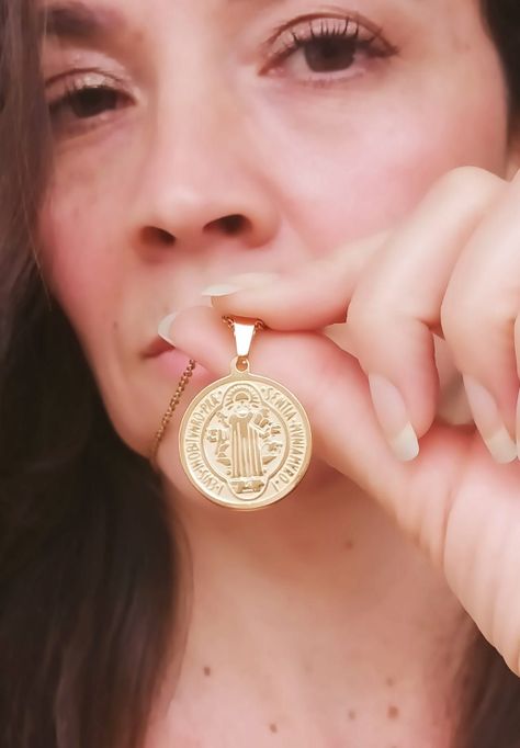 Colgante Medalla San Benito hipoalergénica chapado en oro 18kl-2