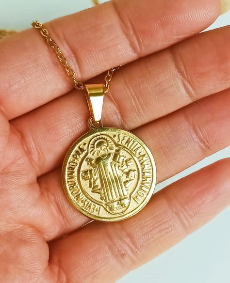 Colgante Medalla San Benito hipoalergénica chapado en oro 18kl-3