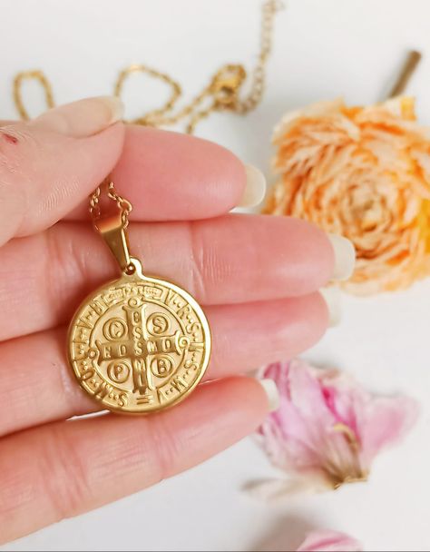 Colgante Medalla San Benito hipoalergénica chapado en oro 18kl-4