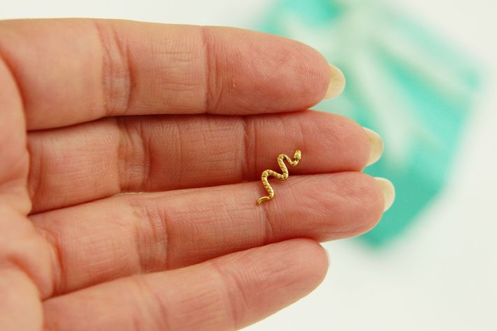 Piercing Labret Serpiente Chapada En Oro Titanio Astm F136-6