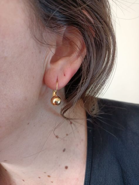 Aros esfera Huggie chapado en oro 18kl-1