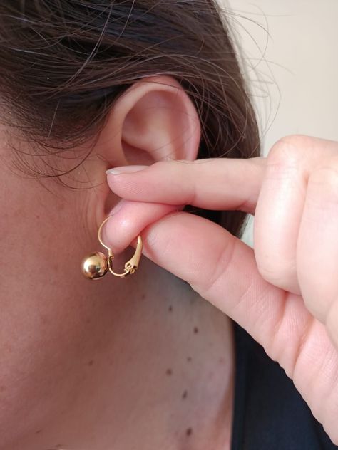 Aros esfera Huggie chapado en oro 18kl-5