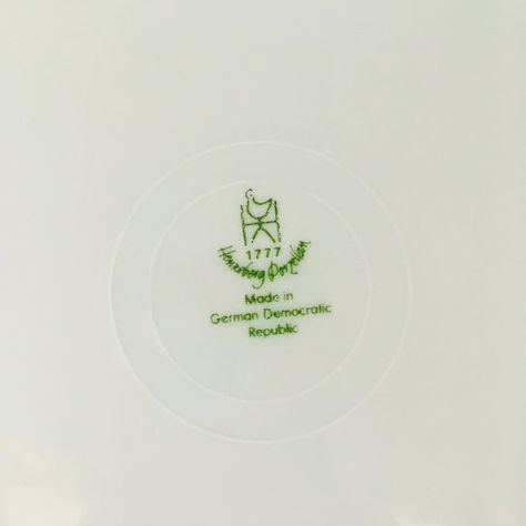 Plato Bajo con Bouquet Floral - Henneberg Porzellan, República Democrática Alemana (1972-1977)-2