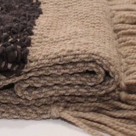 Piecera hecha en lana de oveja gris claro y franja gris oscuro-2