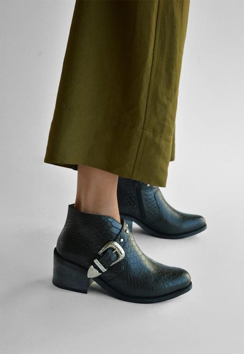 Botin Mujer De Cuero Berta C4 Negro-0