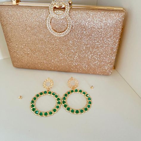 Aros de Color Verde con Dorado y Diseño Circular-1