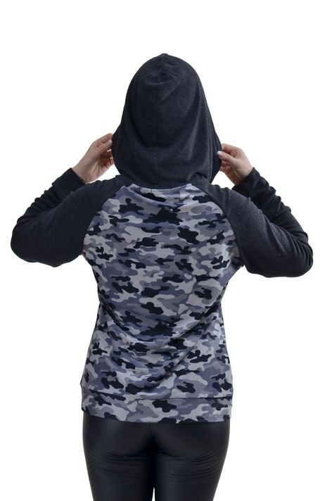 Polera Camuflaje Con Gorro Gris Alexandra Cid-3