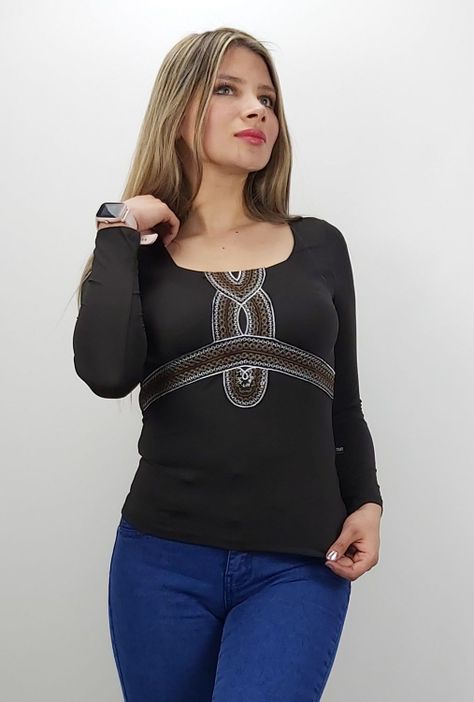 Polera bordado negra-0